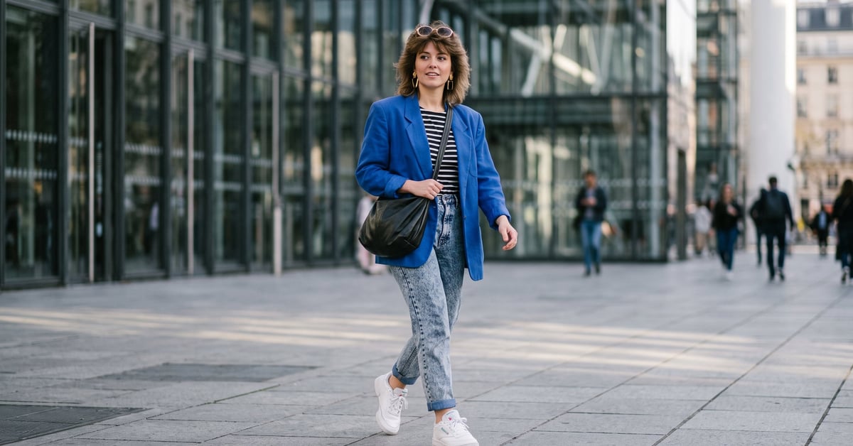 mode année 80 femme photo : look iconique avec épaulettes, couleurs vives et accessoires vintage des années 80